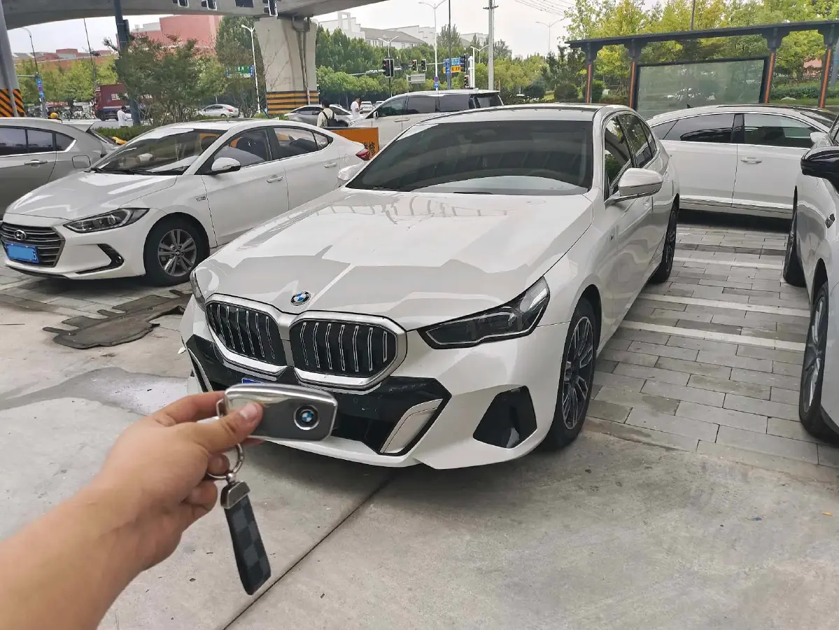 2025 BMW 5 Series 2.0T 190HP L4 8AT