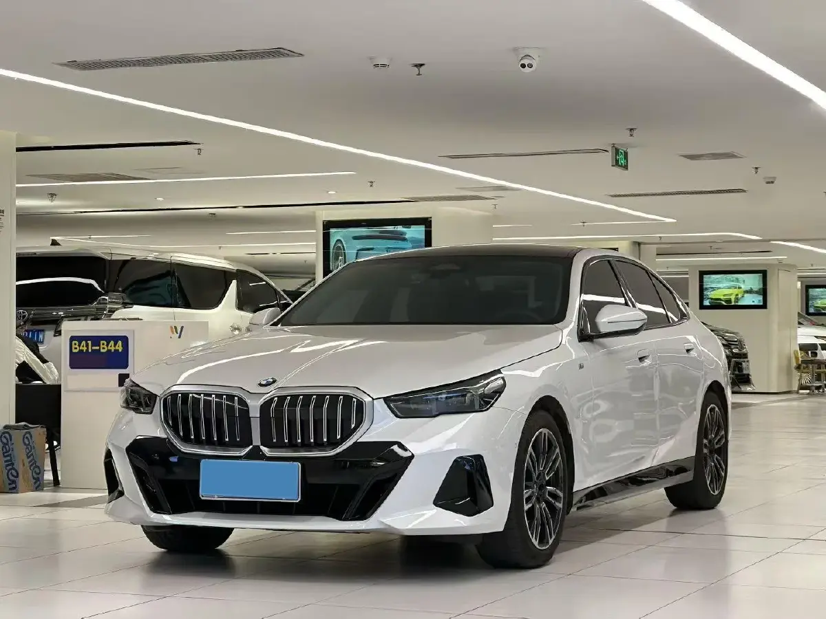 2024 BMW 5 Series 2.0T 190HP L4 8AT