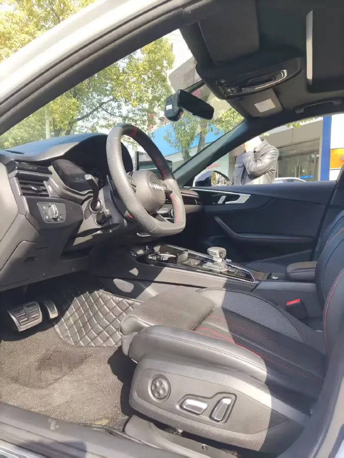 2025 Audi A4L 2.0T 190HP L4 7DCT,autocango,china used car exporter,china ev exporter,chinese used car exporter,chinese used ev exporter