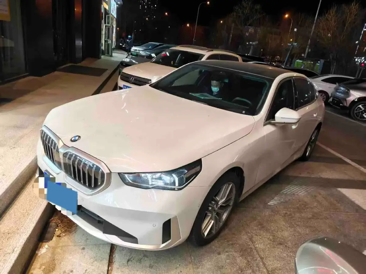 2025 BMW 5 Series 2.0T 190HP L4 8AT