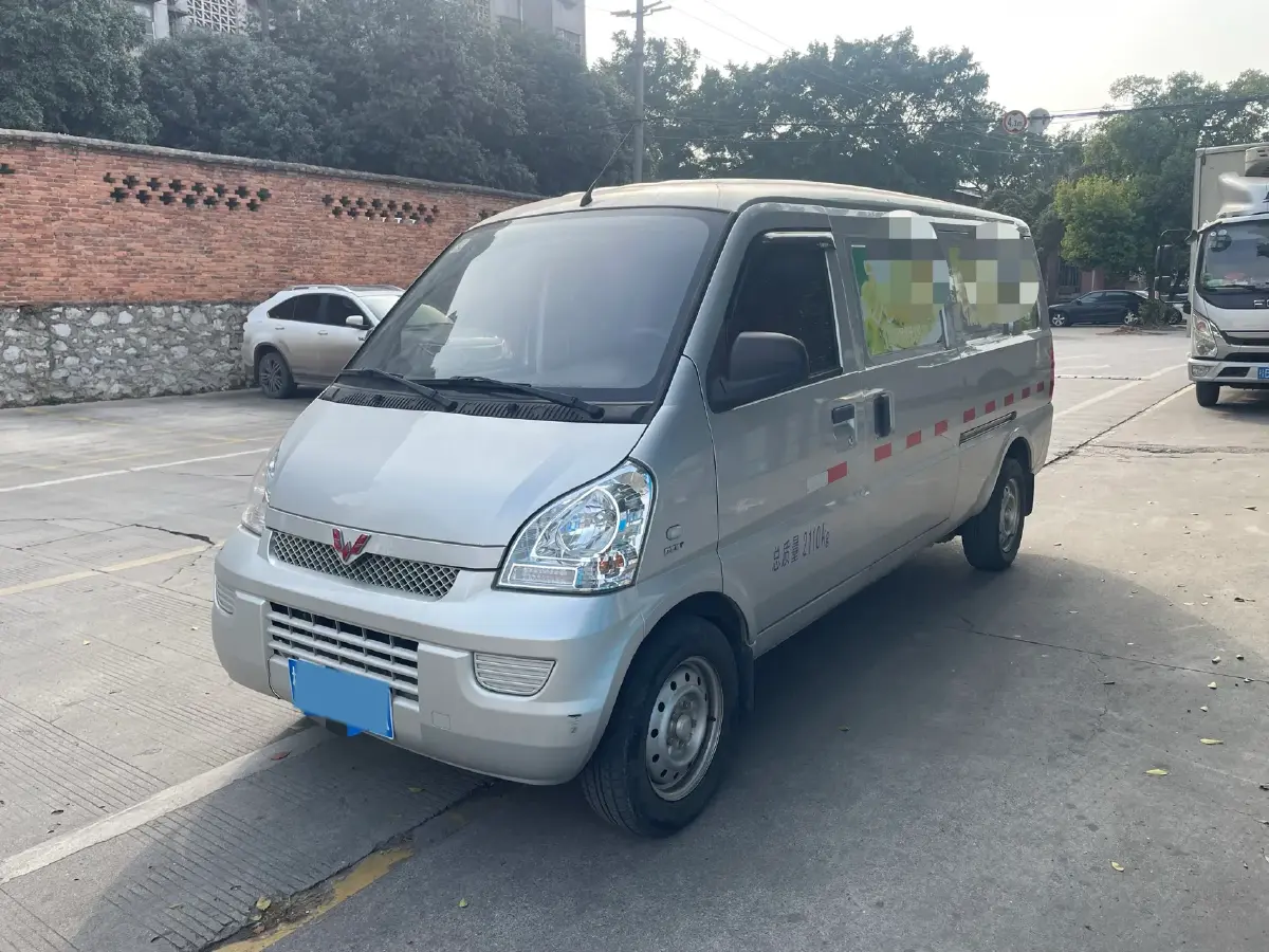 2021 WuLing RongGuang 1.5L 99HP L4 5MT