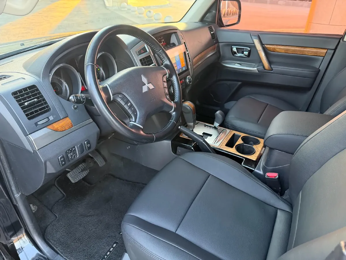 2016 Mitsubishi Pajero 3.0L 174HP V6 5AT,autocango,china used car exporter,china ev exporter,chinese used car exporter,chinese used ev exporter