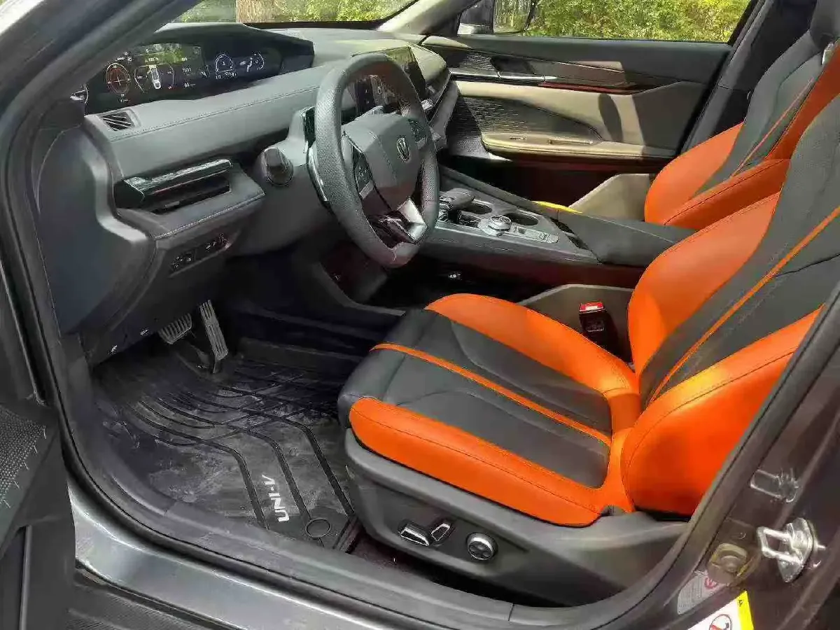 2024 ChangAn UNI-V 1.5T 188HP L4 7DCT,autocango,china used car exporter,china ev exporter,chinese used car exporter,chinese used ev exporter