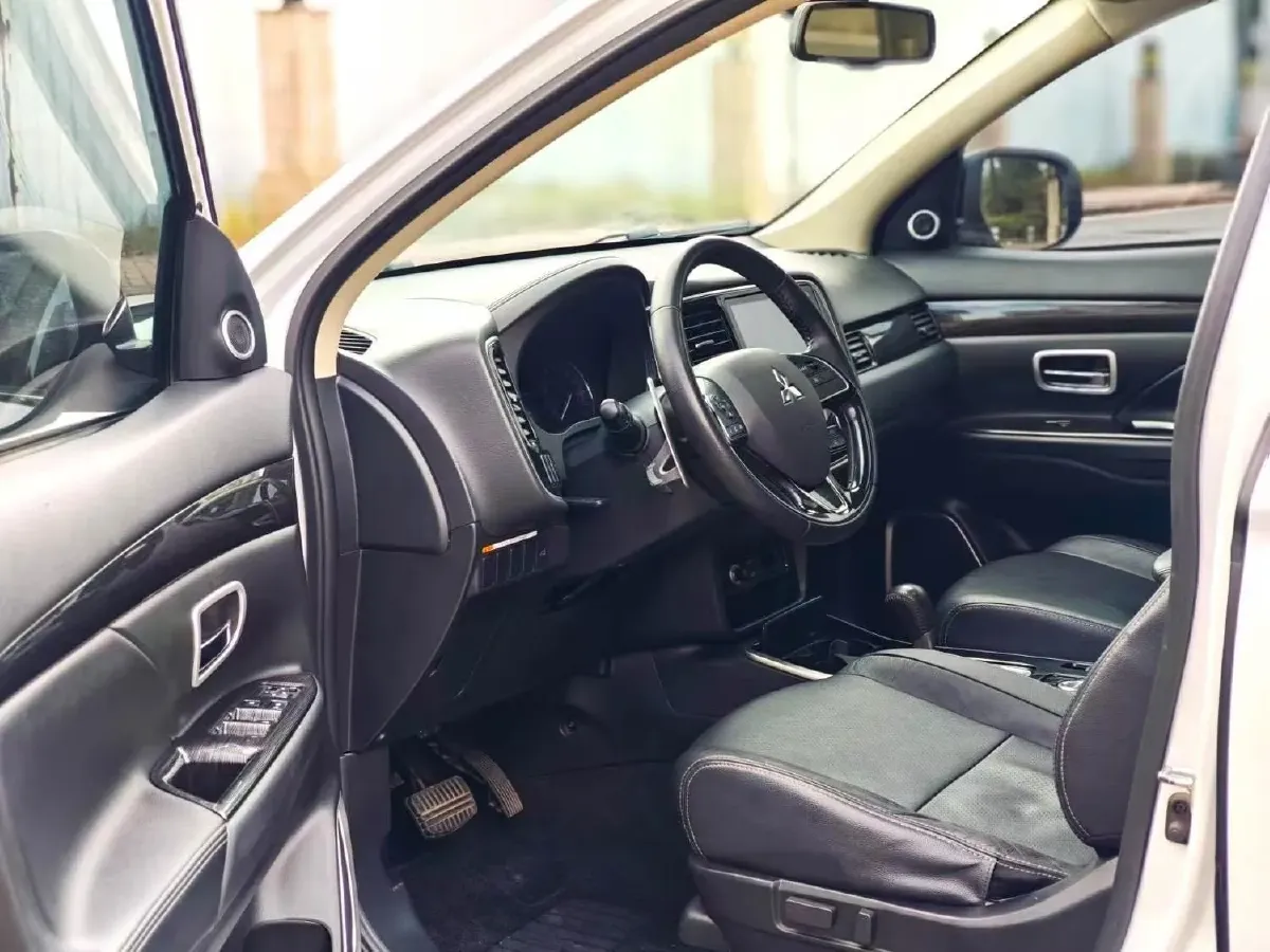 2018 Mitsubishi Outlander 2.4L 192HP L4 CVT,autocango,china used car exporter,china ev exporter,chinese used car exporter,chinese used ev exporter