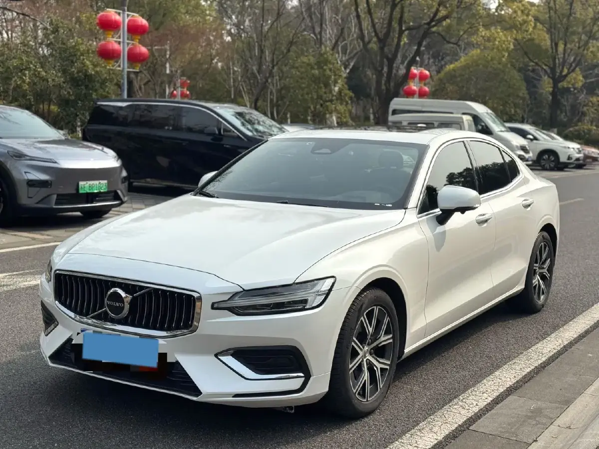 2025 Volvo S60 2.0T 197HP L4 7DCT