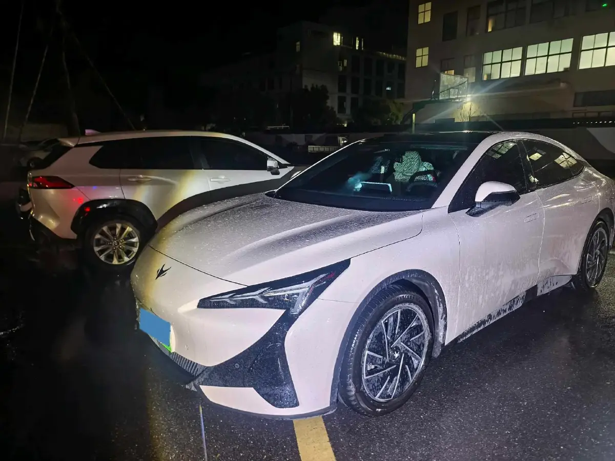 2025 ARCFOX αS5 BEV