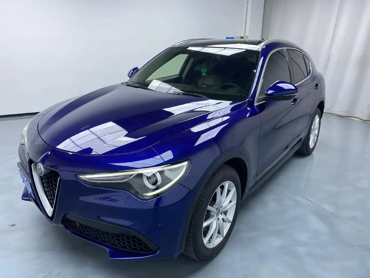 2017 Alfa Romeo Stelvio 2.0T 280HP L4 8AT