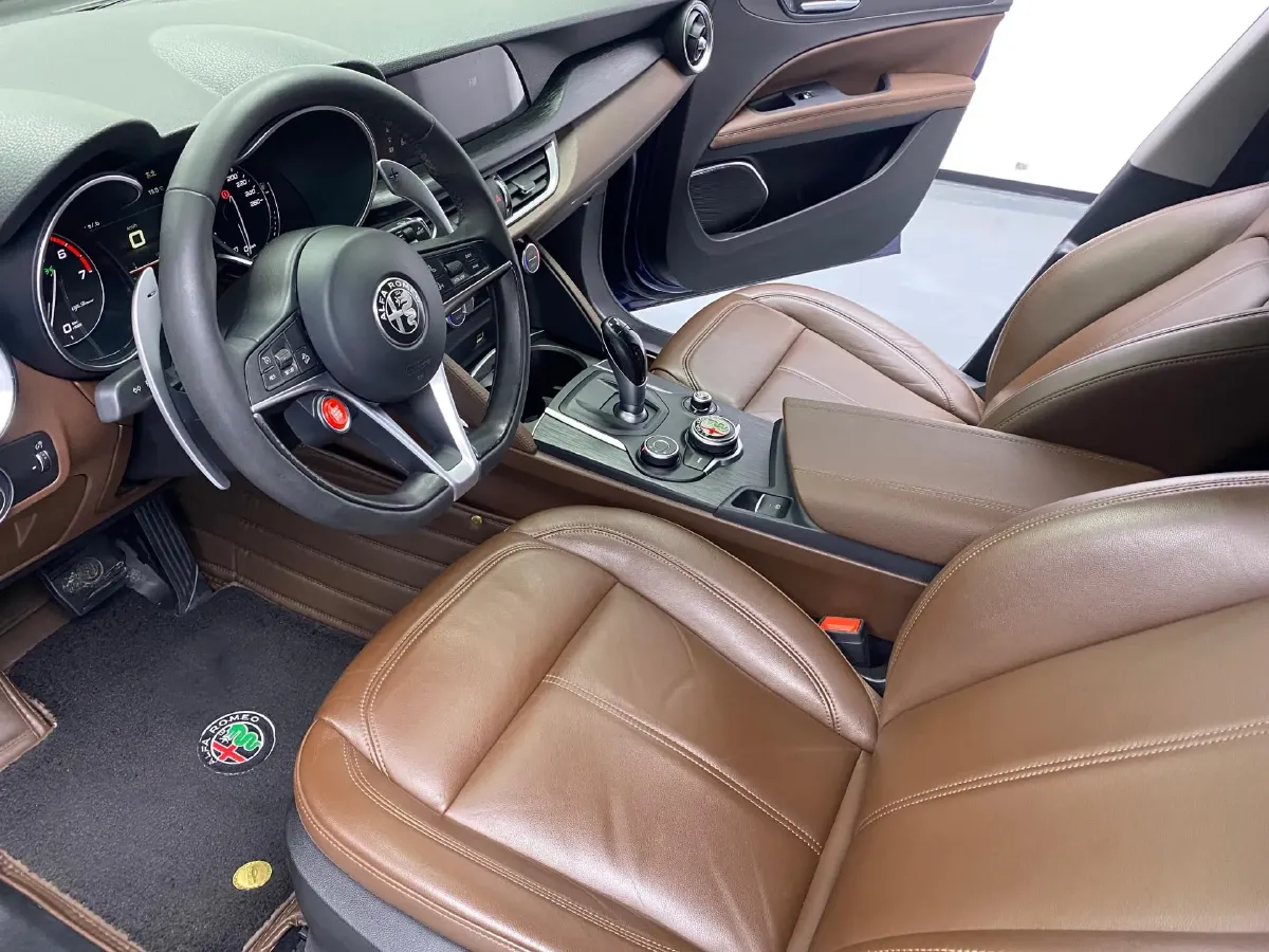 2017 Alfa Romeo Stelvio 2.0T 280HP L4 8AT,autocango,china used car exporter,china ev exporter,chinese used car exporter,chinese used ev exporter