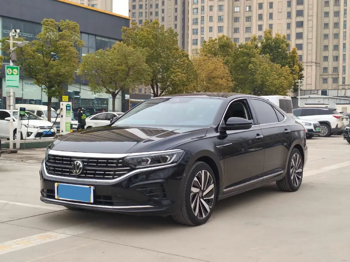 2024 Volkswagen Passat 2.0T 220HP L4 7DCT