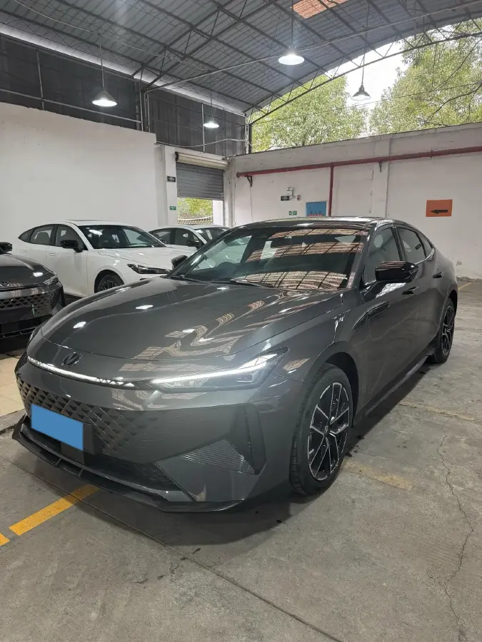 2024 ChangAn UNI-V iDD 1.5L 110HP L4 E-CVT PHEV 18.99KWH