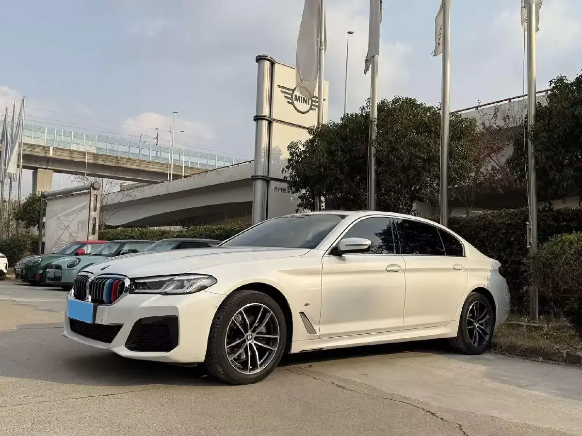 2022 BMW 5 Series 2.0T 184HP L4 8AT