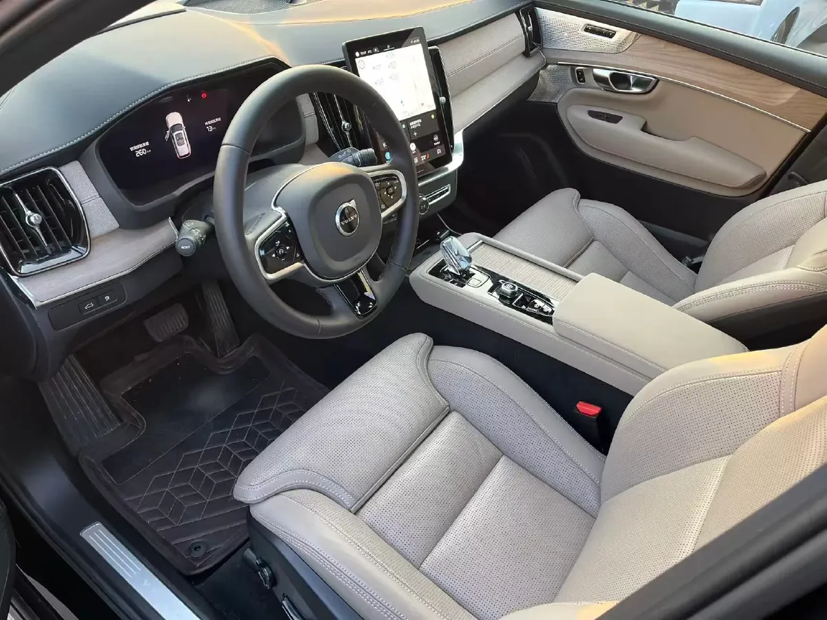 2025 Volvo XC90 PHEV 2.0T 310HP L4 8AT PHEV 18.831KWH,autocango,china used car exporter,china ev exporter,chinese used car exporter,chinese used ev exporter