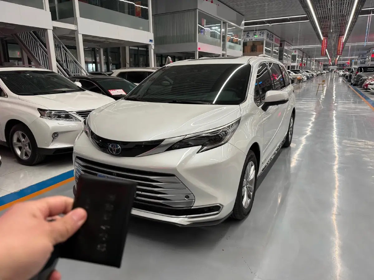 2021 Toyota Sienna 2.5L 192HP L4 E-CVT Hybrid