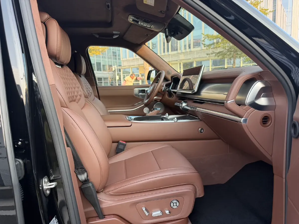 2024 Tank 700 3.0T 360HP V6 9AT PHEV 37.1KWH,autocango,china used car exporter,china ev exporter,chinese used car exporter,chinese used ev exporter