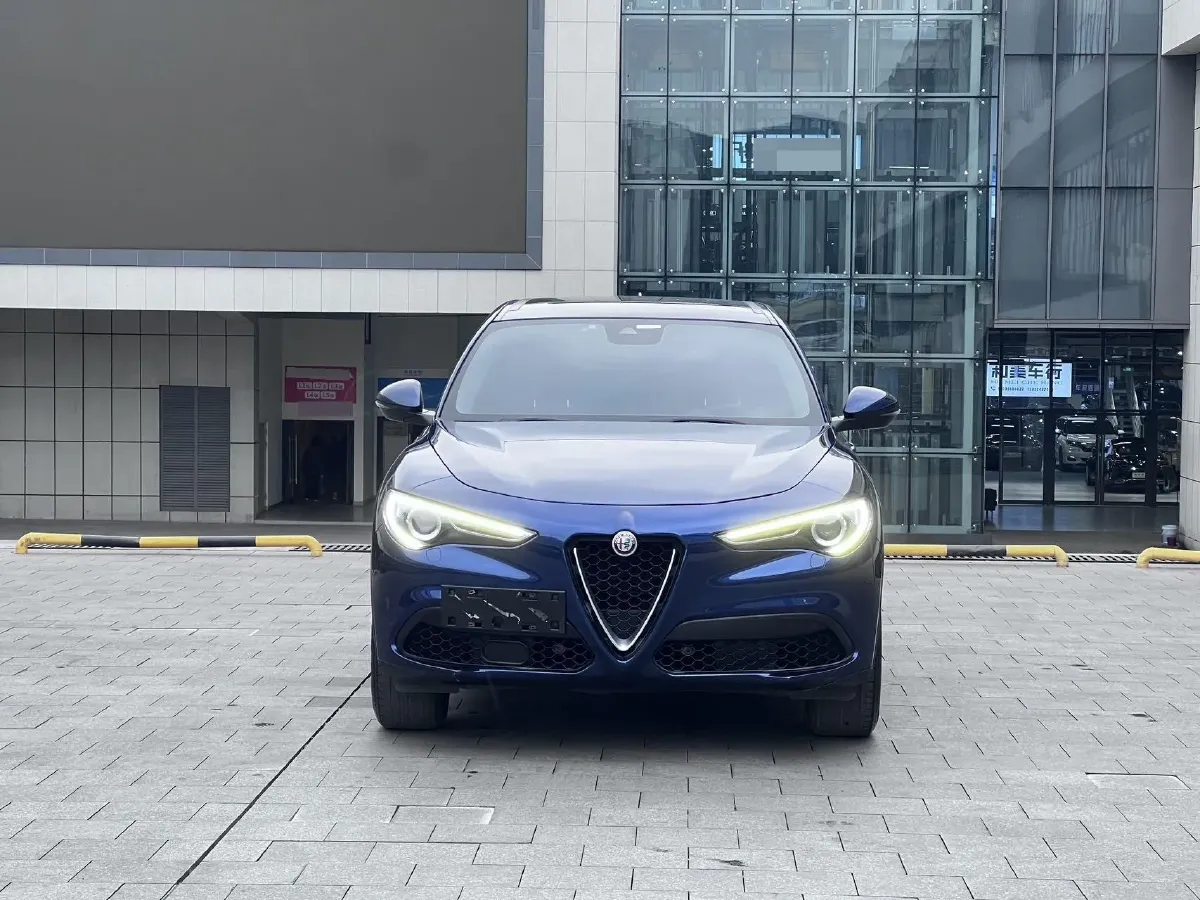 2017 Alfa Romeo Stelvio 2.0T 200HP L4 8AT,autocango,china used car exporter,china ev exporter,chinese used car exporter,chinese used ev exporter