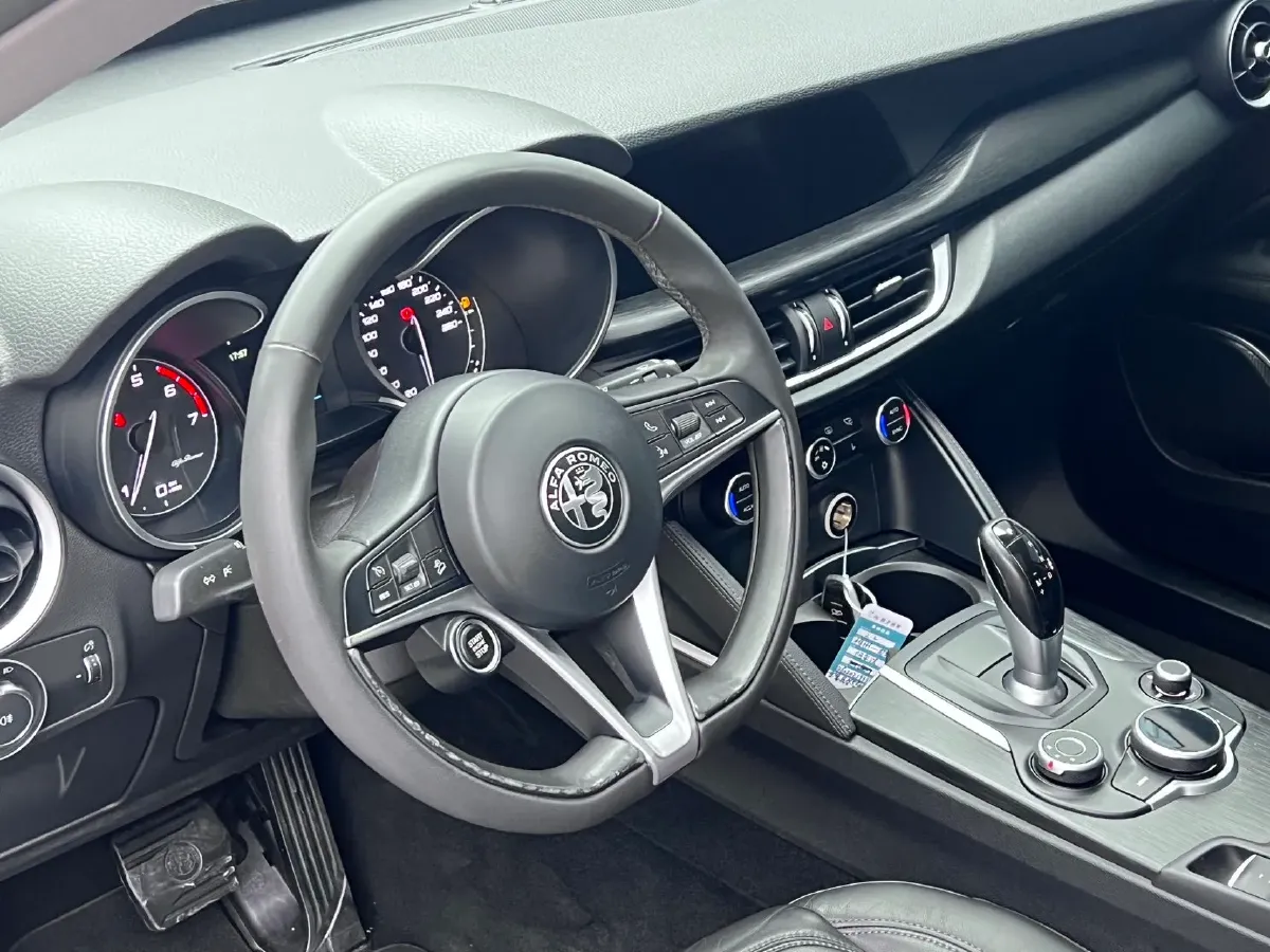 2017 Alfa Romeo Stelvio 2.0T 200HP L4 8AT,autocango,china used car exporter,china ev exporter,chinese used car exporter,chinese used ev exporter