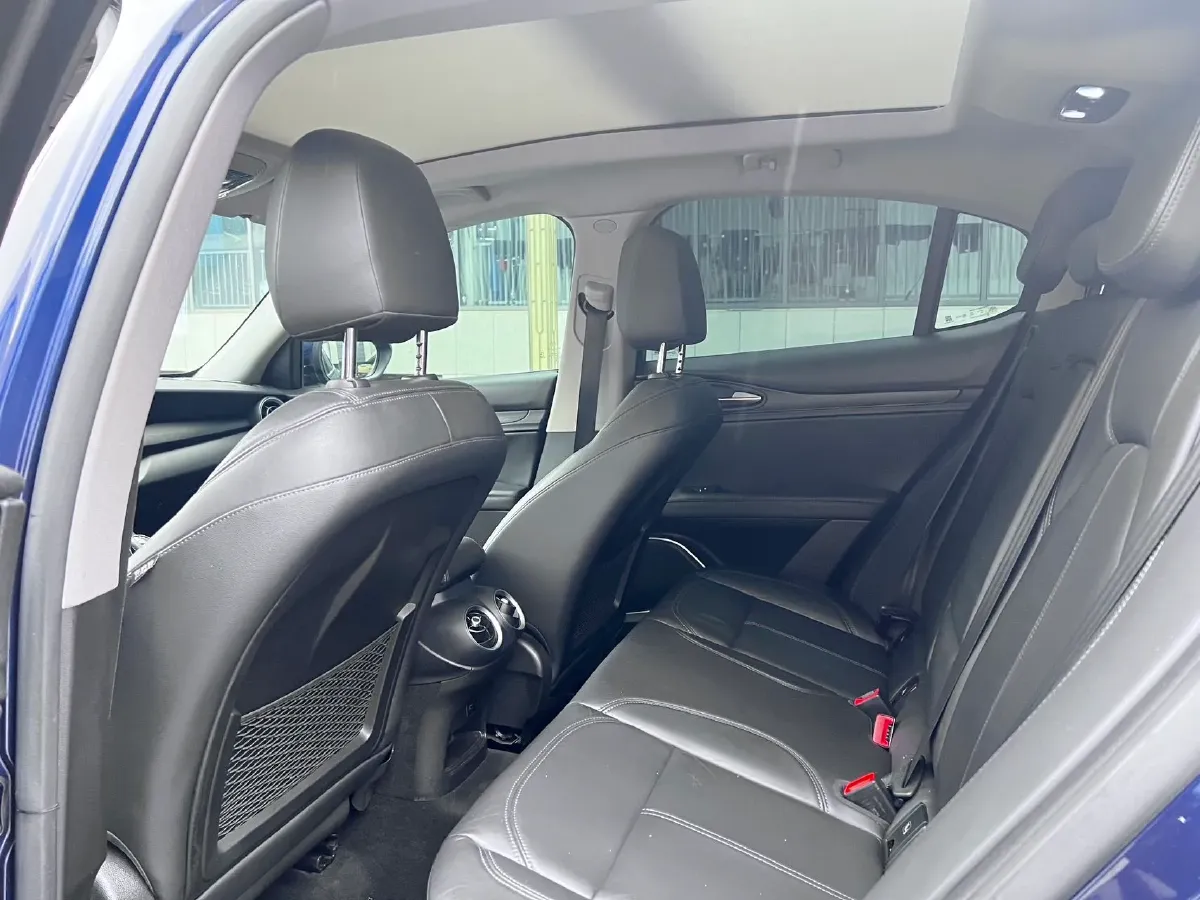 2017 Alfa Romeo Stelvio 2.0T 200HP L4 8AT,autocango,china used car exporter,china ev exporter,chinese used car exporter,chinese used ev exporter