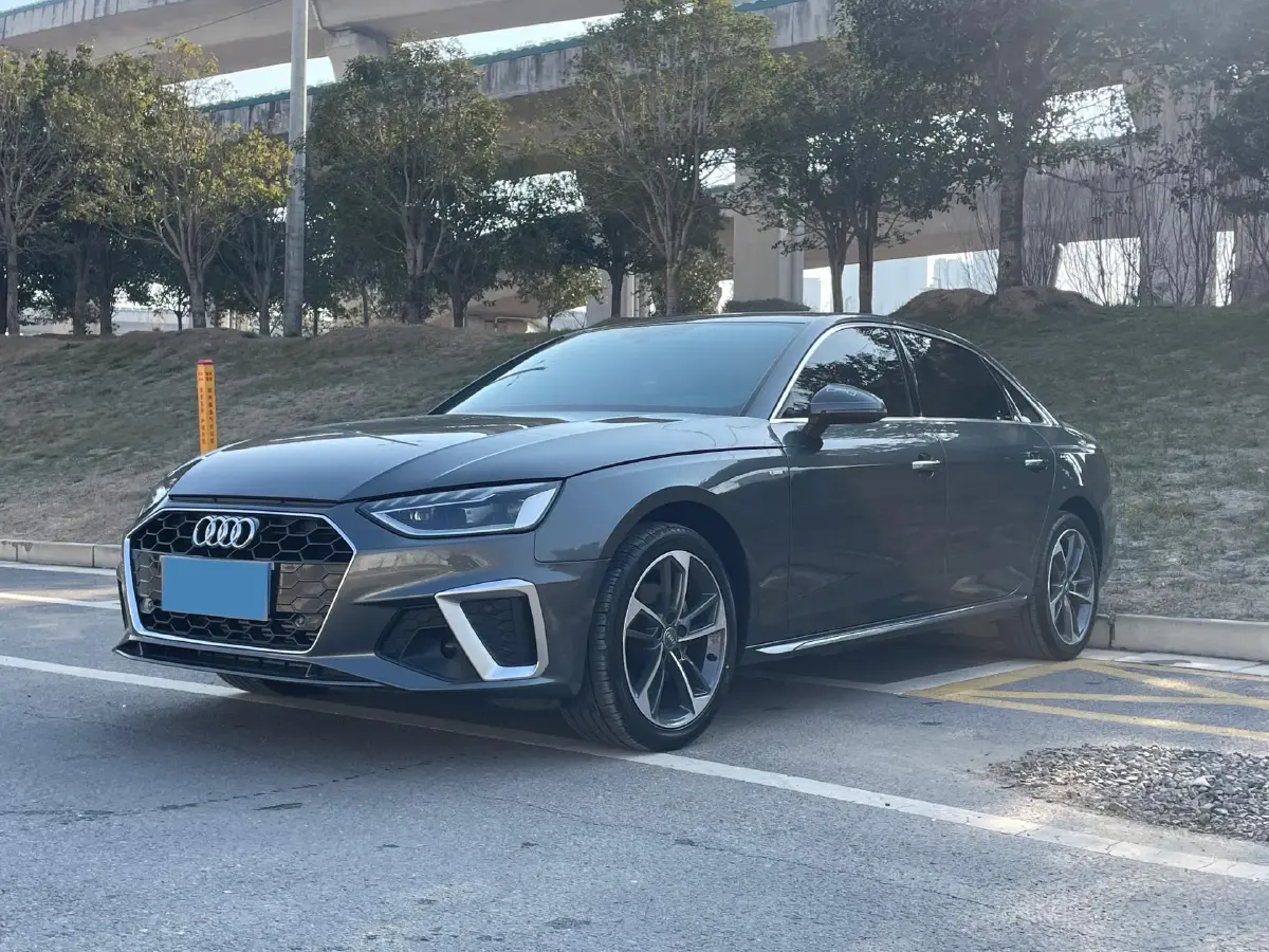 2022 Audi A4L 2.0T 190HP L4 7DCT