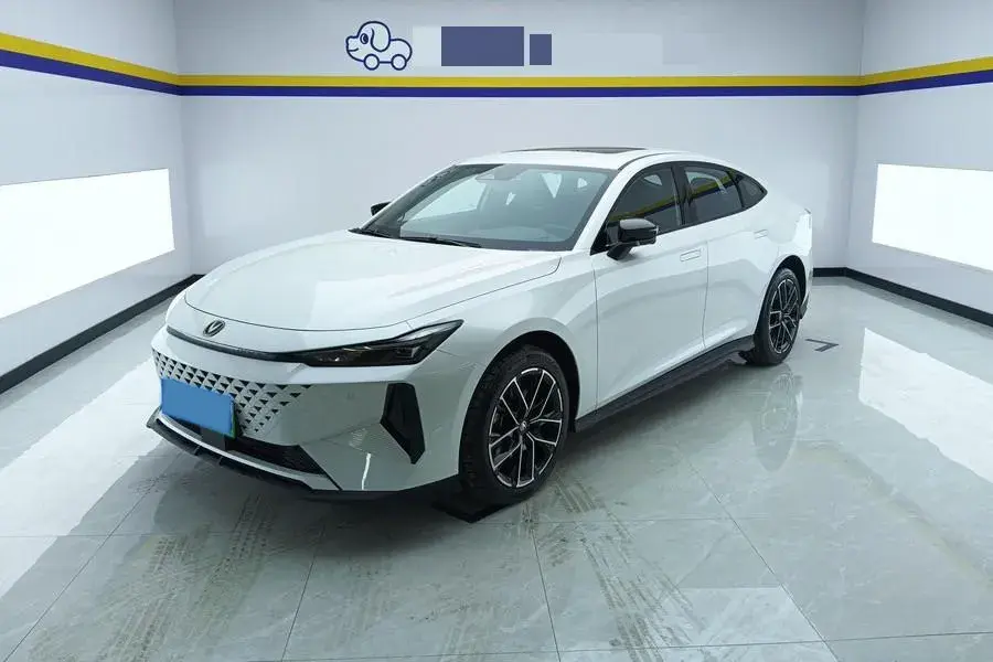 2024 ChangAn UNI-V iDD 1.5L 110HP L4 E-CVT PHEV 18.99KWH