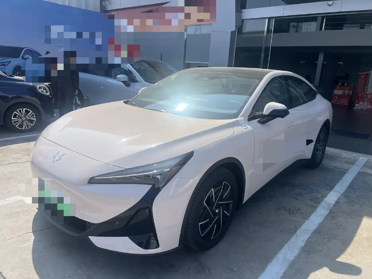 2025 ARCFOX αS5 BEV