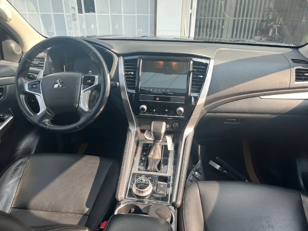 2020 Mitsubishi Pajero 3.0L 209HP V6 8AT,autocango,china used car exporter,china ev exporter,chinese used car exporter,chinese used ev exporter