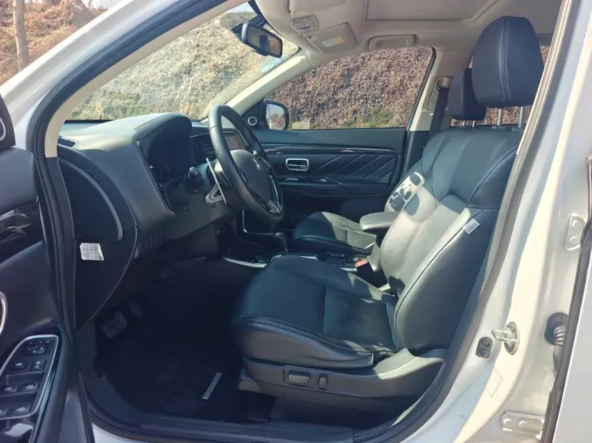 2019 Mitsubishi Outlander 2.4L 192HP L4 CVT,autocango,china used car exporter,china ev exporter,chinese used car exporter,chinese used ev exporter