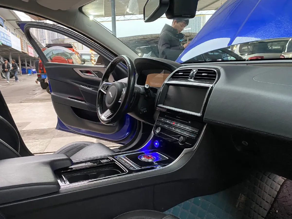 2018 Toyota Crown 2.0T 235HP L4 8AT,autocango,china used car exporter,china ev exporter,chinese used car exporter,chinese used ev exporter