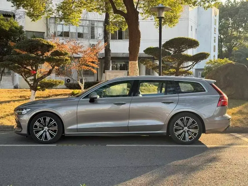 2020 Volvo V60 2.0T 254HP L4 8AT,autocango,china used car exporter,china ev exporter,chinese used car exporter,chinese used ev exporter