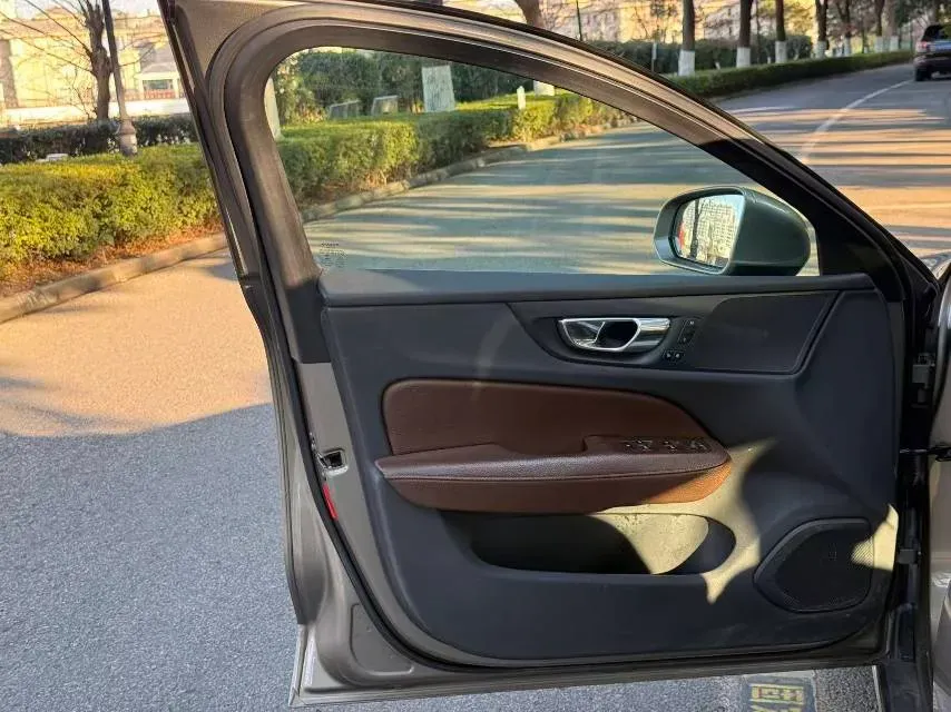 2020 Volvo V60 2.0T 254HP L4 8AT,autocango,china used car exporter,china ev exporter,chinese used car exporter,chinese used ev exporter