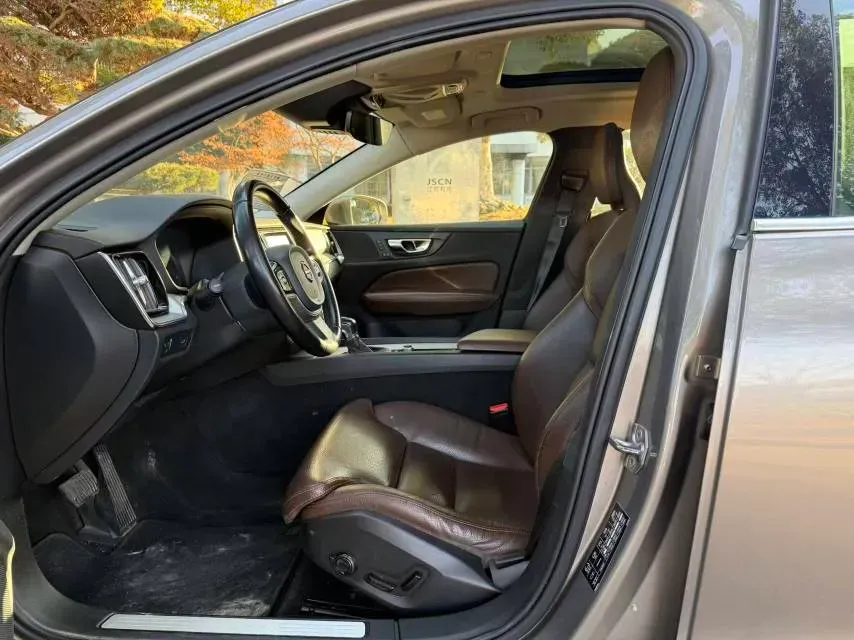 2020 Volvo V60 2.0T 254HP L4 8AT,autocango,china used car exporter,china ev exporter,chinese used car exporter,chinese used ev exporter