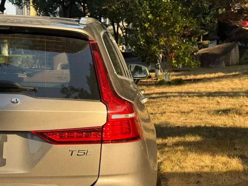 2020 Volvo V60 2.0T 254HP L4 8AT,autocango,china used car exporter,china ev exporter,chinese used car exporter,chinese used ev exporter