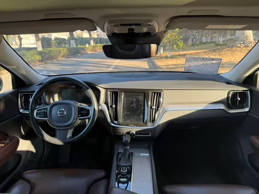 2020 Volvo V60 2.0T 254HP L4 8AT,autocango,china used car exporter,china ev exporter,chinese used car exporter,chinese used ev exporter