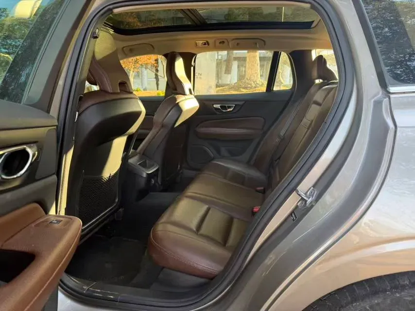 2020 Volvo V60 2.0T 254HP L4 8AT,autocango,china used car exporter,china ev exporter,chinese used car exporter,chinese used ev exporter