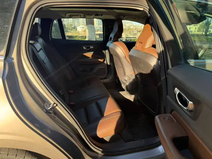 2020 Volvo V60 2.0T 254HP L4 8AT,autocango,china used car exporter,china ev exporter,chinese used car exporter,chinese used ev exporter