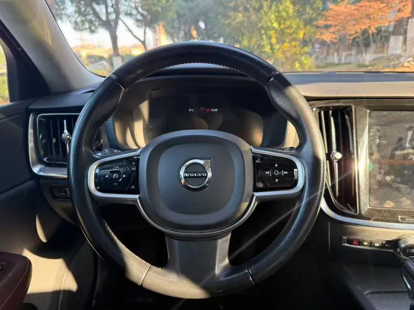 2020 Volvo V60 2.0T 254HP L4 8AT,autocango,china used car exporter,china ev exporter,chinese used car exporter,chinese used ev exporter