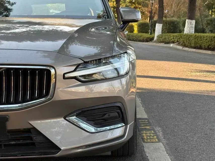 2020 Volvo V60 2.0T 254HP L4 8AT,autocango,china used car exporter,china ev exporter,chinese used car exporter,chinese used ev exporter