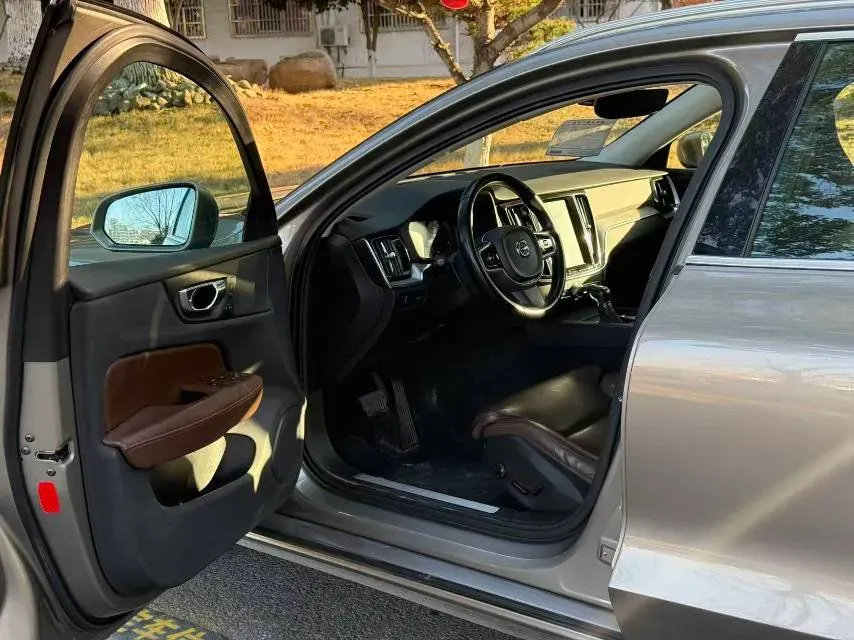 2020 Volvo V60 2.0T 254HP L4 8AT,autocango,china used car exporter,china ev exporter,chinese used car exporter,chinese used ev exporter