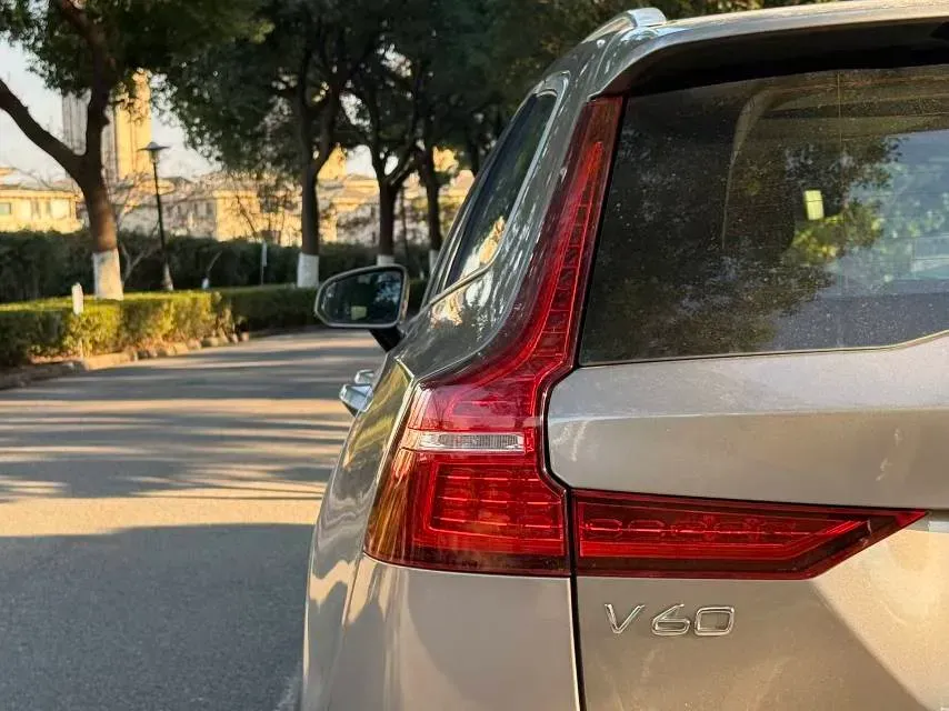2020 Volvo V60 2.0T 254HP L4 8AT,autocango,china used car exporter,china ev exporter,chinese used car exporter,chinese used ev exporter