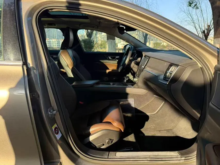 2020 Volvo V60 2.0T 254HP L4 8AT,autocango,china used car exporter,china ev exporter,chinese used car exporter,chinese used ev exporter