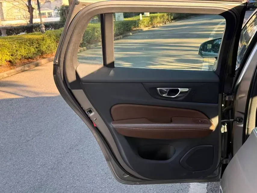 2020 Volvo V60 2.0T 254HP L4 8AT,autocango,china used car exporter,china ev exporter,chinese used car exporter,chinese used ev exporter