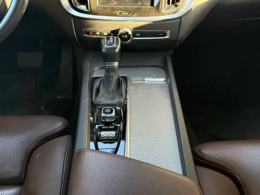 2020 Volvo V60 2.0T 254HP L4 8AT,autocango,china used car exporter,china ev exporter,chinese used car exporter,chinese used ev exporter