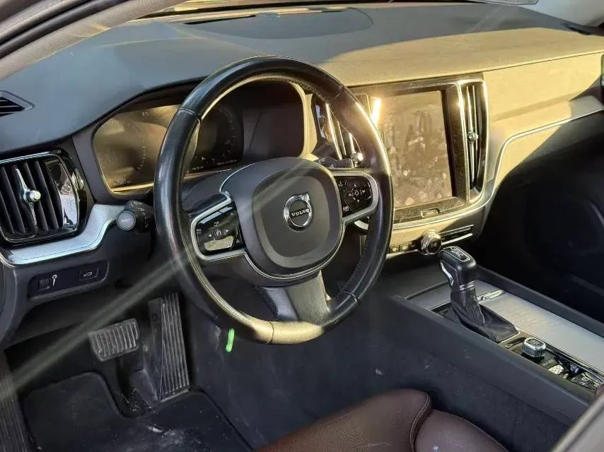 2020 Volvo V60 2.0T 254HP L4 8AT,autocango,china used car exporter,china ev exporter,chinese used car exporter,chinese used ev exporter