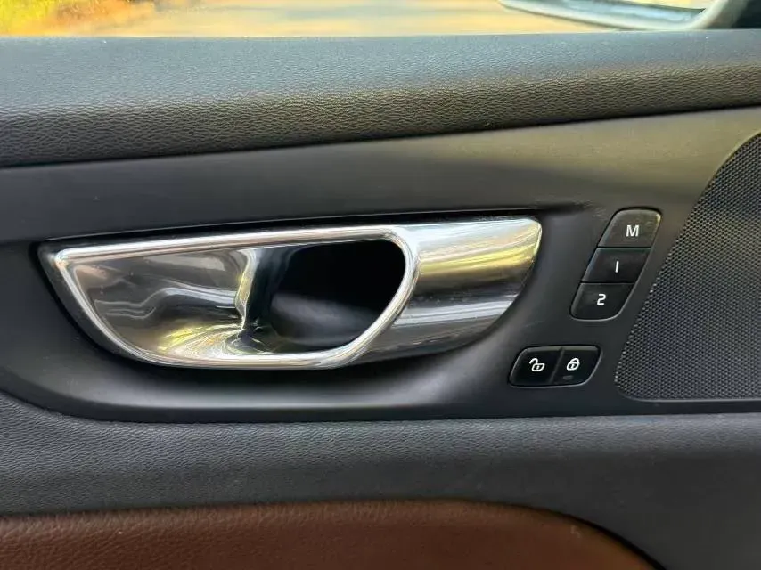 2020 Volvo V60 2.0T 254HP L4 8AT,autocango,china used car exporter,china ev exporter,chinese used car exporter,chinese used ev exporter