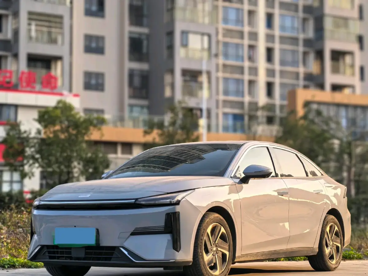 2024 Geely Galaxy L6 1.5T 163HP L4 3DHT PHEV