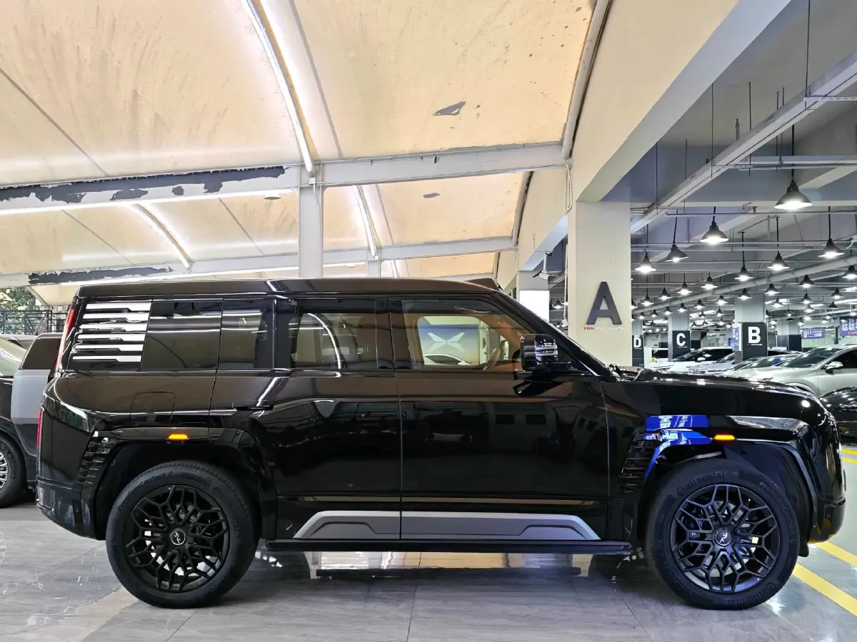 2023 YangWang U8 2.0T 272HP L4 REEV 49.05KWH,autocango,china used car exporter,china ev exporter,chinese used car exporter,chinese used ev exporter