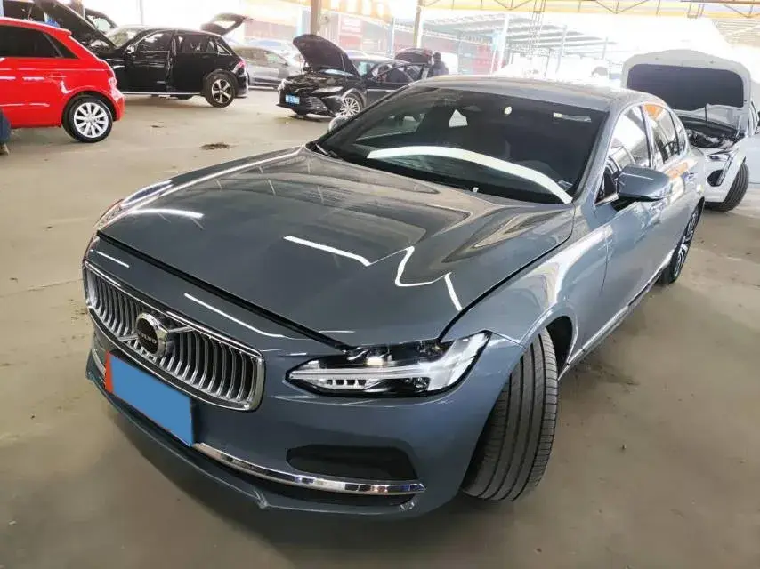 2022 Volvo S90 2.0T 250HP L4 8AT