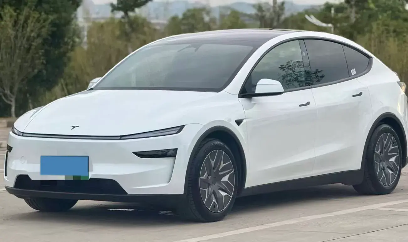 2025 Tesla Model Y L BEV