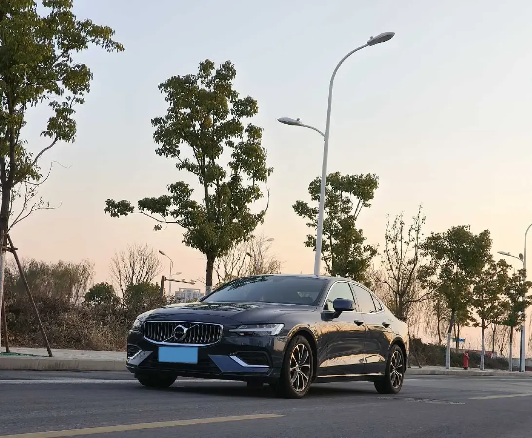 2021 Volvo S60 2.0T 190HP L4 8AT