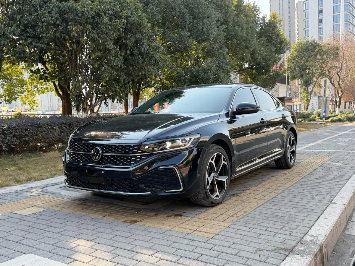 2025 Volkswagen Passat 2.0T 220HP L4 7DCT