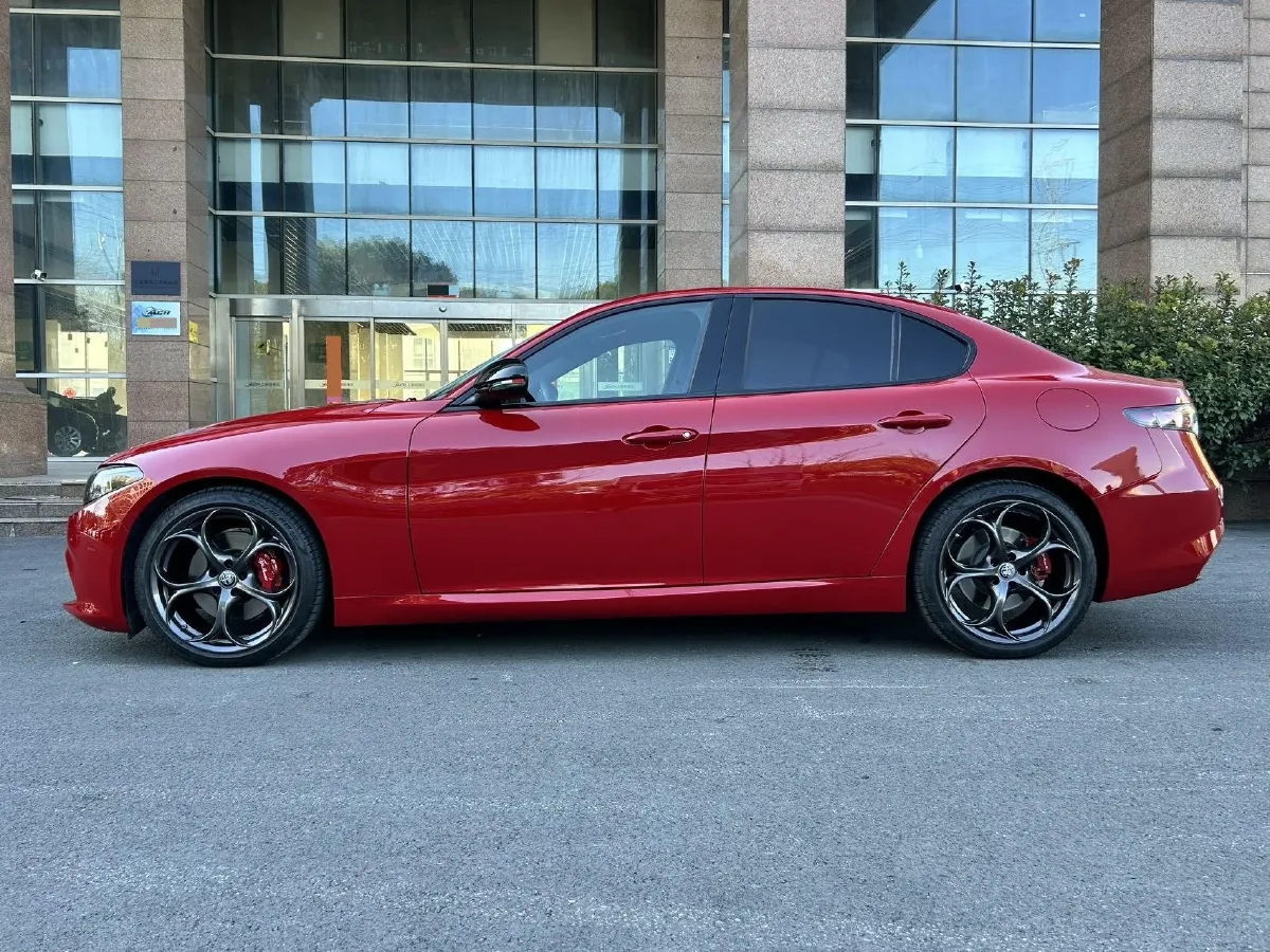 2024 Alfa Romeo Giulia 2.0T 280HP L4 8AT,autocango,china used car exporter,china ev exporter,chinese used car exporter,chinese used ev exporter